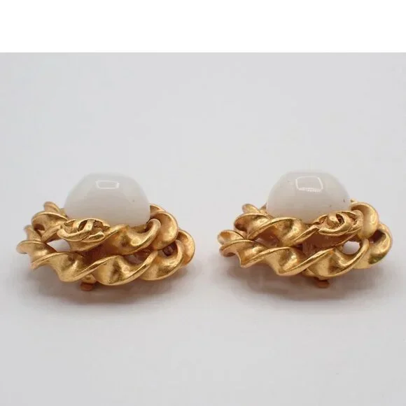 CHANEL CC Logo Imitation Pearl Round Button Earrings 94P Clip-On GHW 67RF630